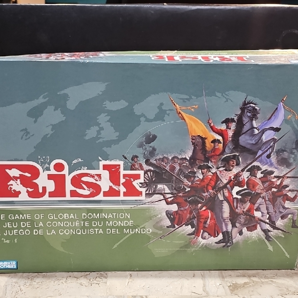 Risk: The Game Of‎ Global Domination  (complete with Golden Calvary Token)